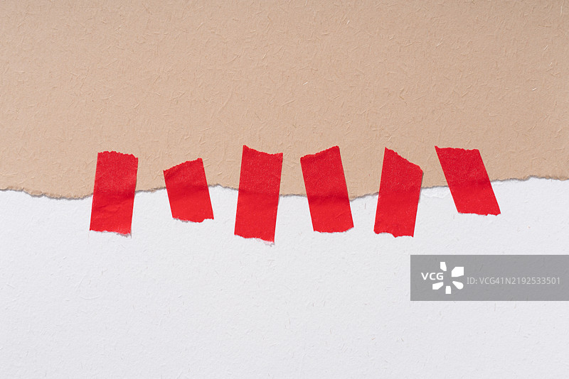 红色胶带修复撕裂的纸张图片素材