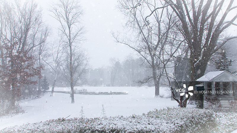 俄亥俄州冬季风暴中的雪覆盖乡村图片素材