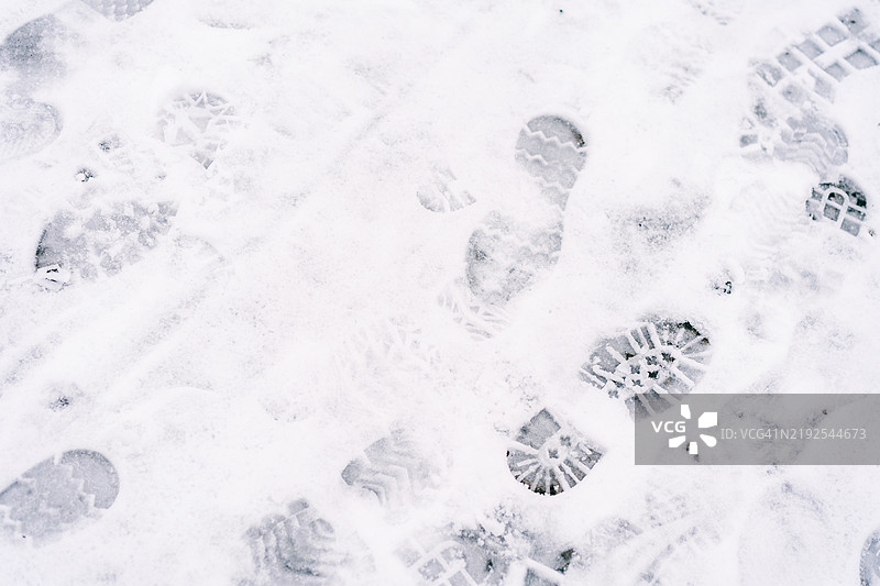 寒冷冬晨的雪地上留下的脚印风景图片素材