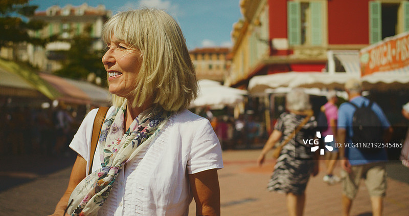 在法国尼斯的普罗旺斯市场悠闲漫步图片素材