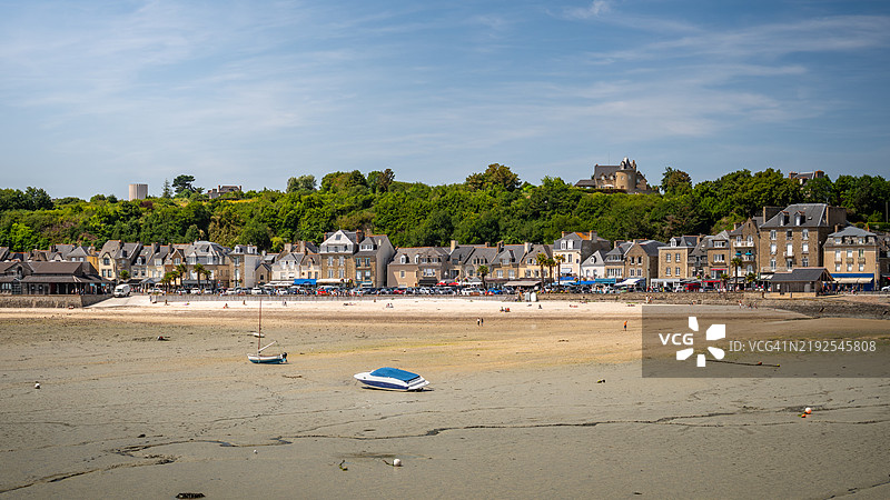 在低潮时的白天,看到康卡尔的主要海滩,沿着码头的公共步道,两旁是传统的布列塔尼石屋、餐馆和咖啡馆露台,位于伊勒-维莱讷 - 布列塔尼(法国西部)。图片素材