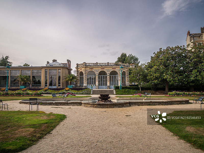 泰博尔公园的前温室和橘子园建筑的广角视图，这是一座著名的景观花园，前面有法国花园、花坛和喷泉，位于法国雷恩 - 伊勒-维莱讷 - 布列塔尼。图片素材
