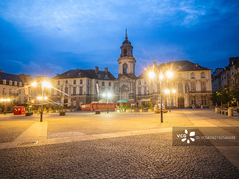 夜晚蓝色时刻,雷恩历史区的主要鹅卵石广场景观,市政厅及其钟楼的外观被照亮,位于伊勒-维莱讷 - 布列塔尼(布列塔尼) - 法国西部。图片素材