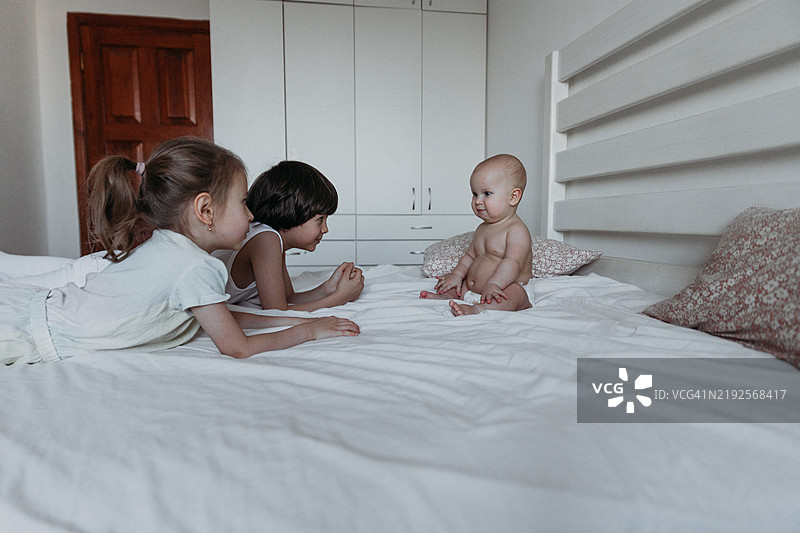 婴儿在玩耍图片素材