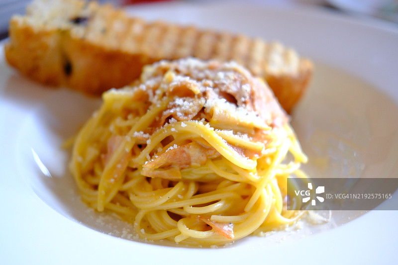 正宗意大利碳ara面配蒜香面包图片素材
