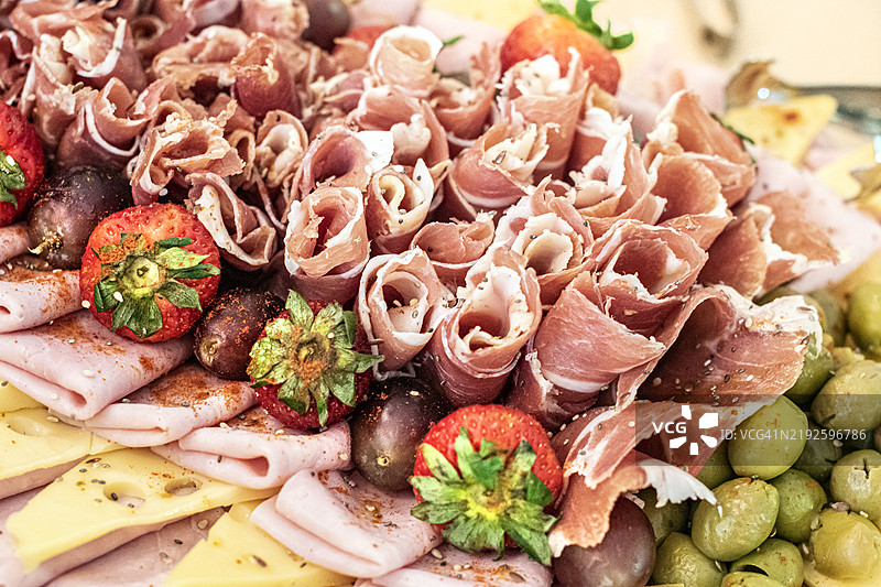 生火腿、草莓、葡萄、熟火腿、奶酪和橄榄拼盘图片素材
