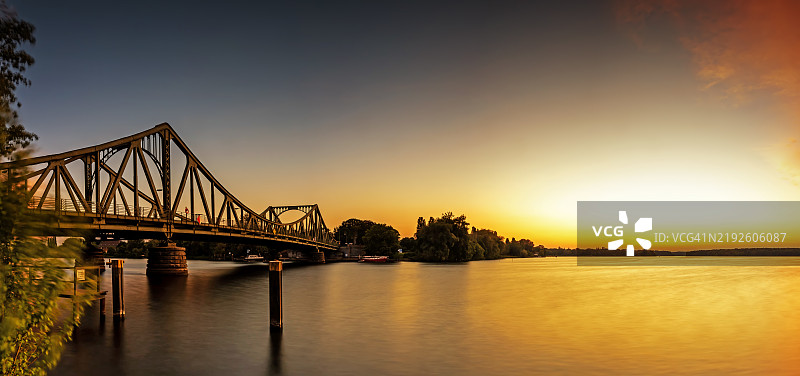 日落时分的柏林与波茨坦之间的格林尼克桥图片素材