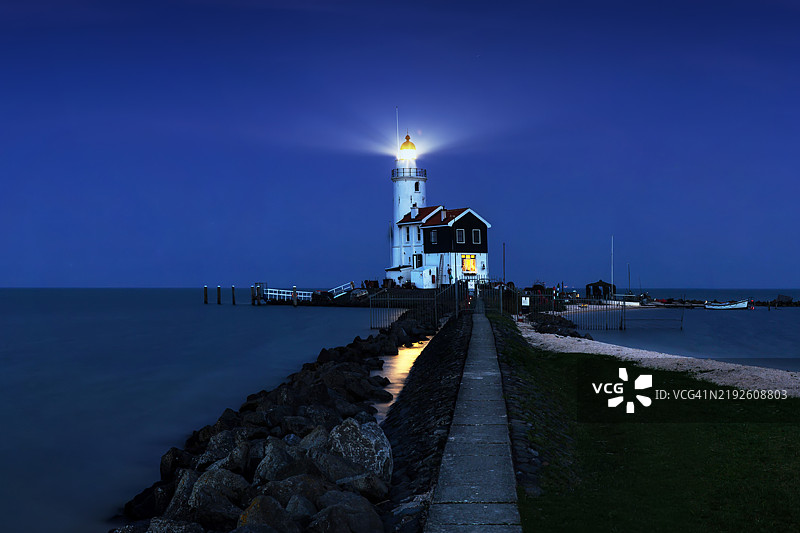 旅行目的地：蓝色时刻的马肯灯塔（荷兰马肯）图片素材