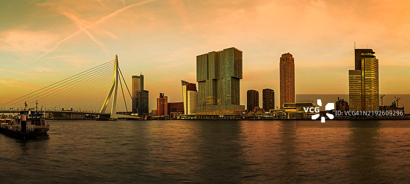 鹿特丹城市天际线与地标埃拉斯姆桥在日落时分（南荷兰，荷兰）图片素材