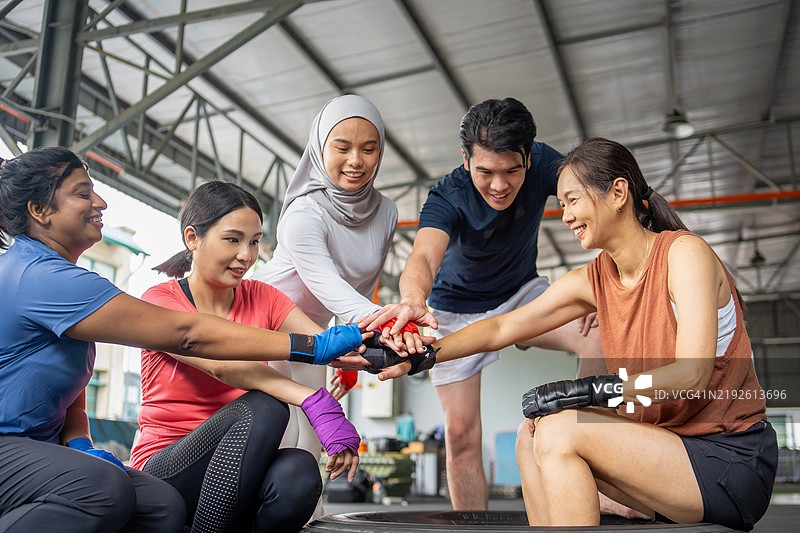 拳击手在训练后叠手以示团结图片素材