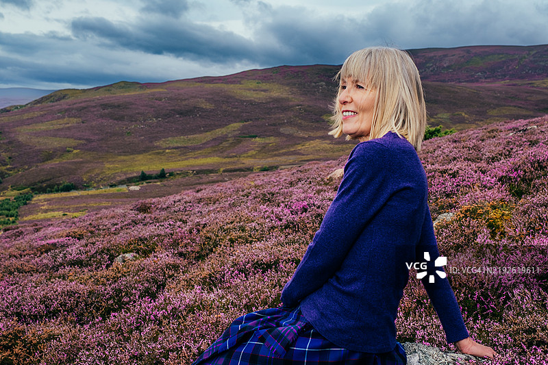 身穿传统苏格兰裙的女性在高地地区图片素材