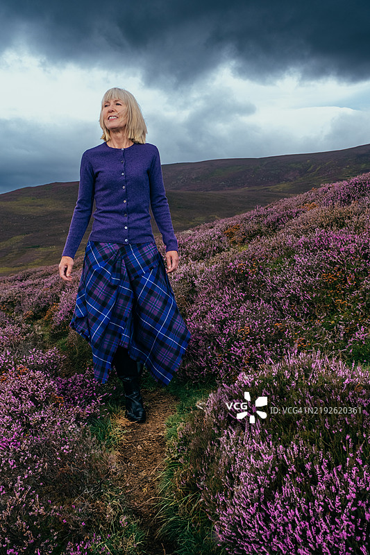 身穿传统苏格兰裙的女性在高地地区图片素材