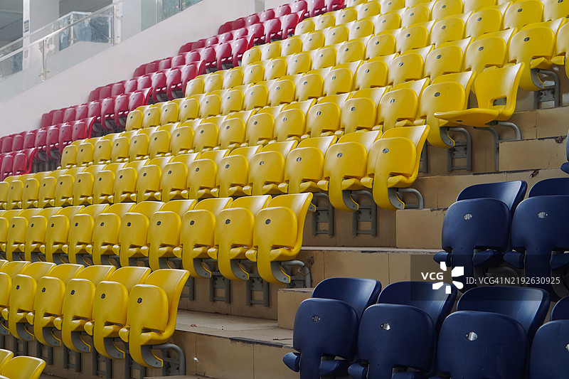 空荡荡的体育场座位排排而坐图片素材