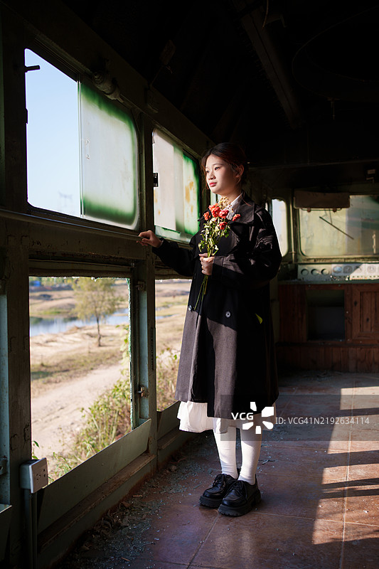 一位女性站在一座废弃的房子里图片素材