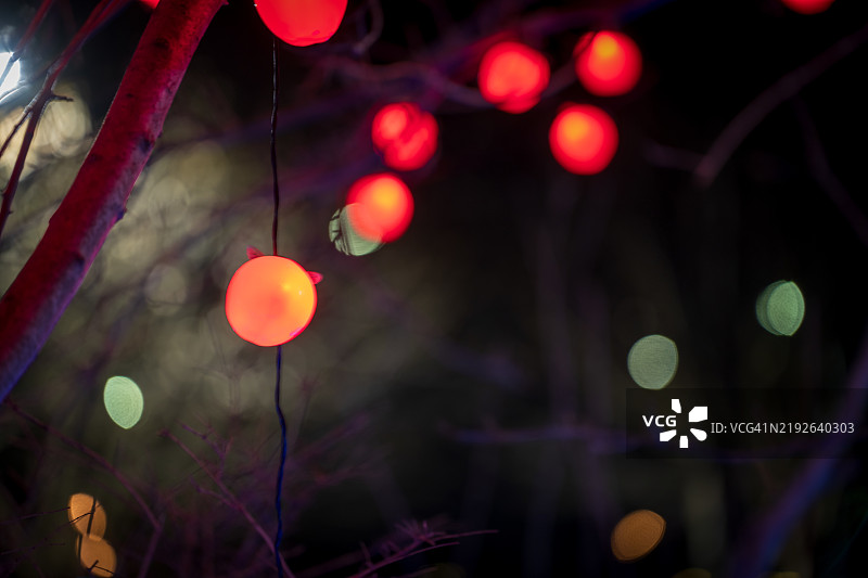 夜晚住宅楼旁的发光灯笼图片素材