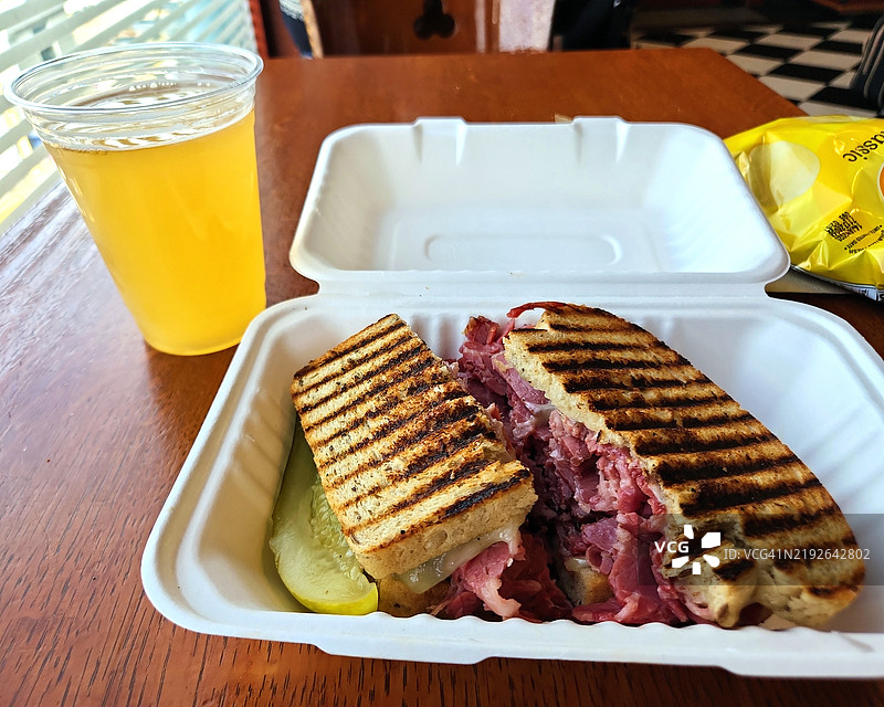 奥黑尔机场的咸牛肉三明治和啤酒图片素材