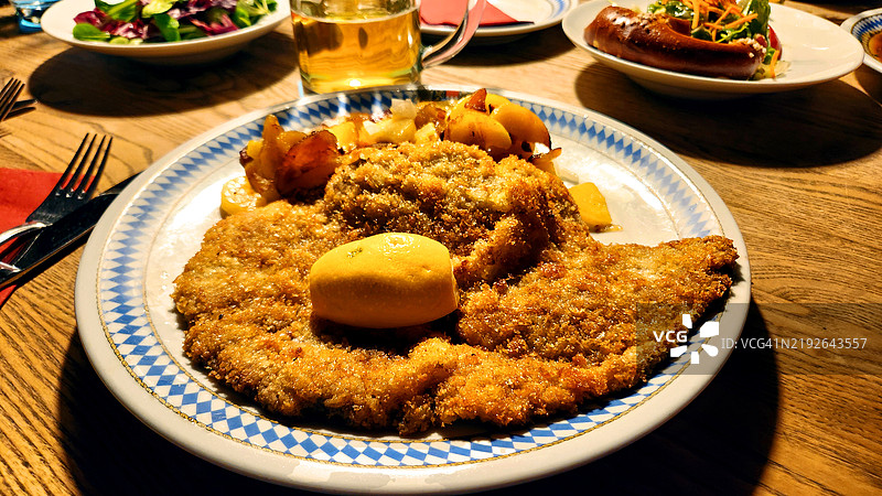 汉堡啤酒馆里的维也纳炸肉排图片素材