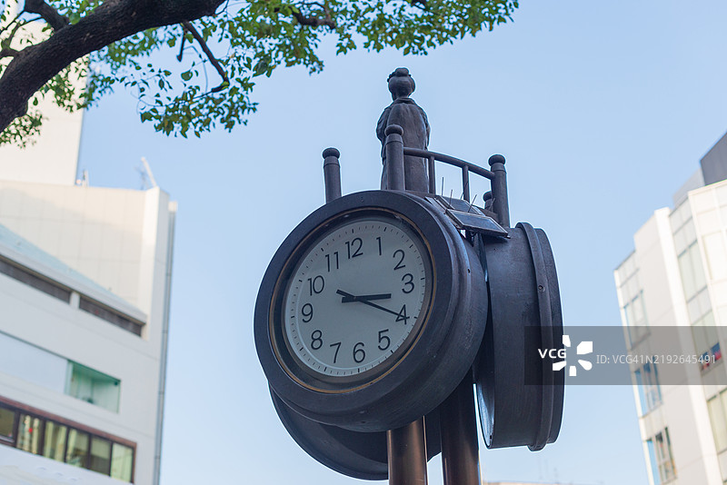 一座时钟在日本京都的街道上显示时间。图片素材