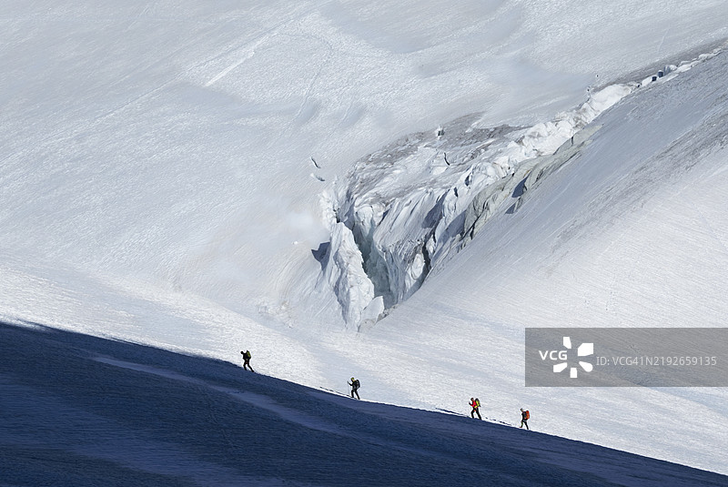 攀登者在勃朗峰冰川上图片素材