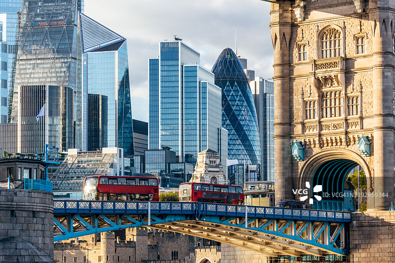 伦敦市的摩天大楼和塔桥，阳光明媚的日子里有红色双层巴士，英国伦敦图片素材