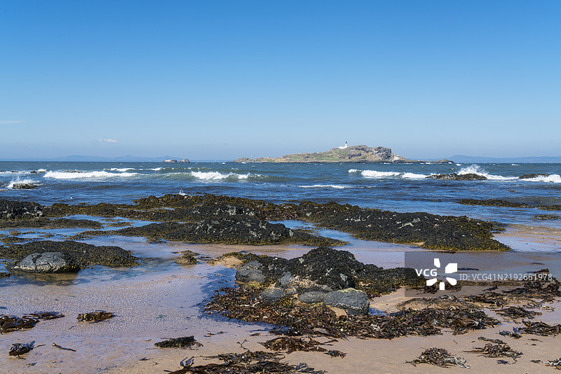 北贝尔维克，黄草海滩向北望去，远处是菲德拉岛，东洛锡安，苏格兰，英国。图片素材