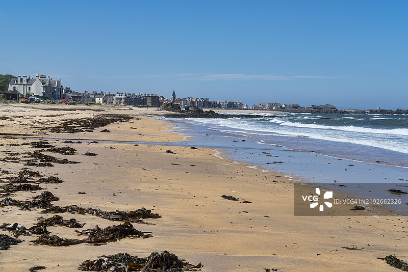 北伯威克，沿着米尔西湾海滩（东海滩）向西望去，远处是北伯威克镇和港口，东洛锡安，苏格兰，英国。图片素材