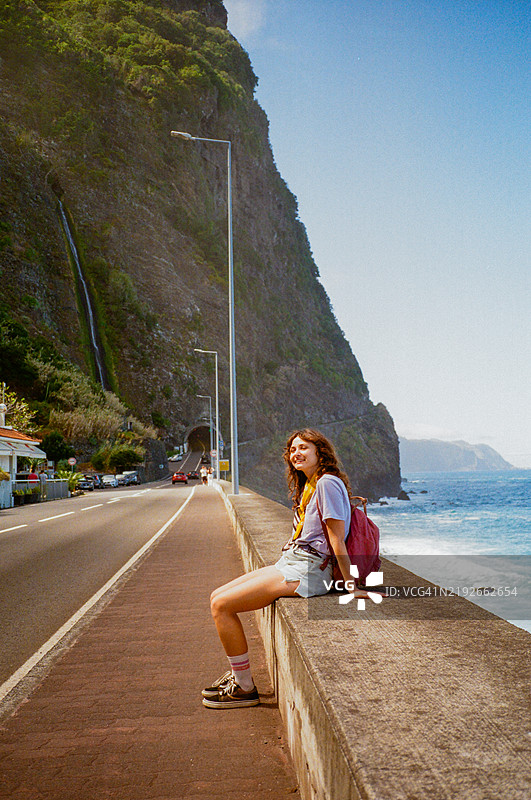 女性在马德拉岛探索壮丽的景色，使用胶卷相机拍摄图片素材