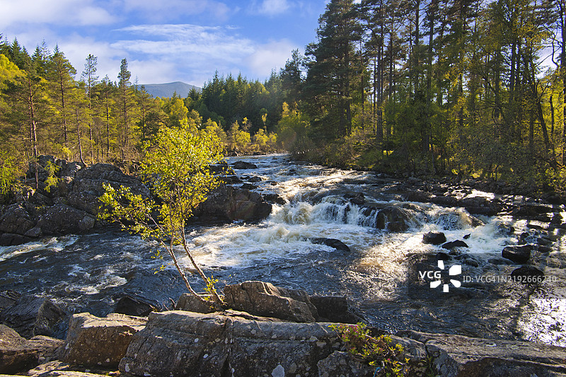 图梅尔瀑布，图梅尔河，俯瞰希哈利昂山，皮特洛赫里，佩斯郡，苏格兰，英国图片素材