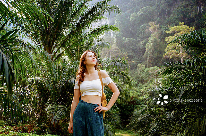 优雅的女性在郁郁葱葱的丛林中探索岛屿图片素材