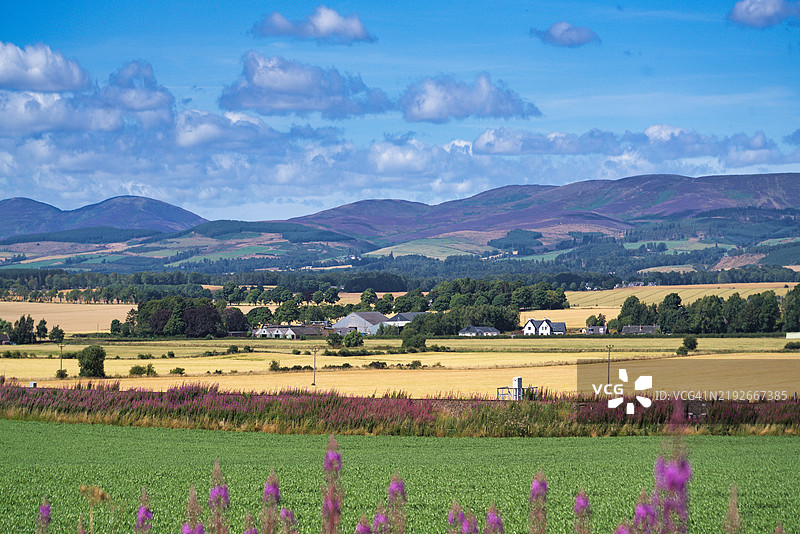 从A90主路靠近Laurencekirk的地方向西望去，看到Angus Glens，位于Montrose以北。阿伯丁郡，苏格兰高地地区，英国。图片素材