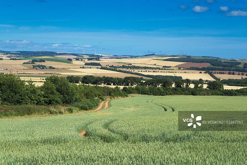 从A90主路靠近Laurencekirk的地方向西望去，看到Angus Glens，位于Montrose以北。阿伯丁郡，苏格兰高地地区，英国。图片素材