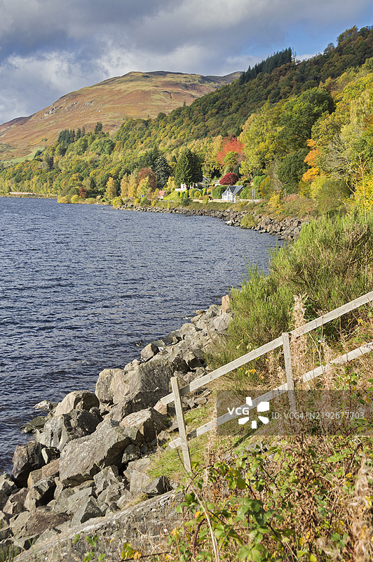秋季风景色彩，圣菲伦斯，厄恩湖，佩斯郡，苏格兰，英国图片素材