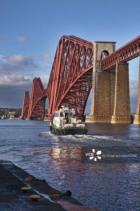 从南昆斯费里观看的标志性福斯铁路桥。前景中有一艘油料供应船。苏格兰，爱丁堡，西洛锡安，南昆斯费里。图片素材