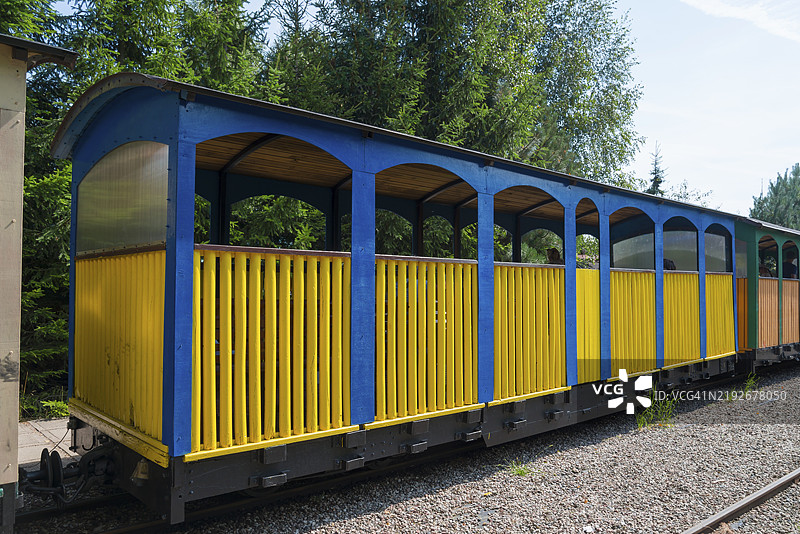 安静森林环境中的蓝色和黄色小车在轨道上，维格里窄轨铁路，普沃奇兹诺-塔尔塔克，苏瓦乌基，波德拉斯基，波兰，欧洲图片素材