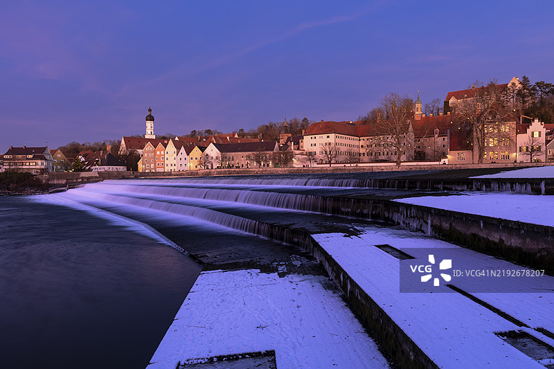 卡罗利宁防洪堤，四级攻击堰，位于德国巴伐利亚州兰茨贝格阿姆莱赫后方，欧洲图片素材