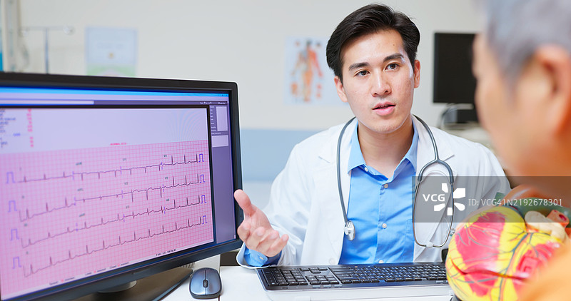 医生解释心脏病学检查图片素材
