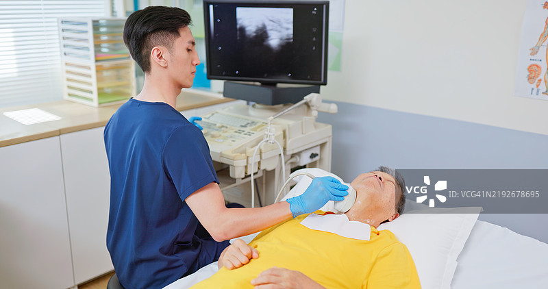 老年人接受甲状腺超声检查图片素材
