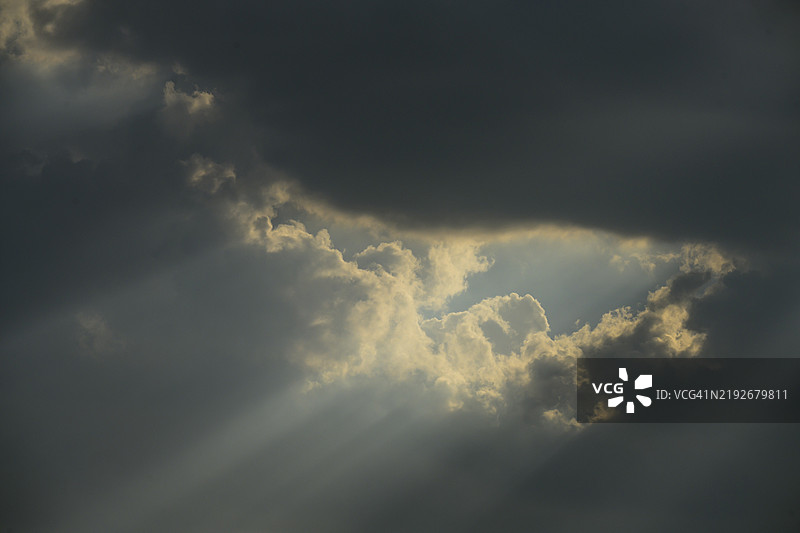 雷暴、云彩、阳光束、下奥地利图片素材