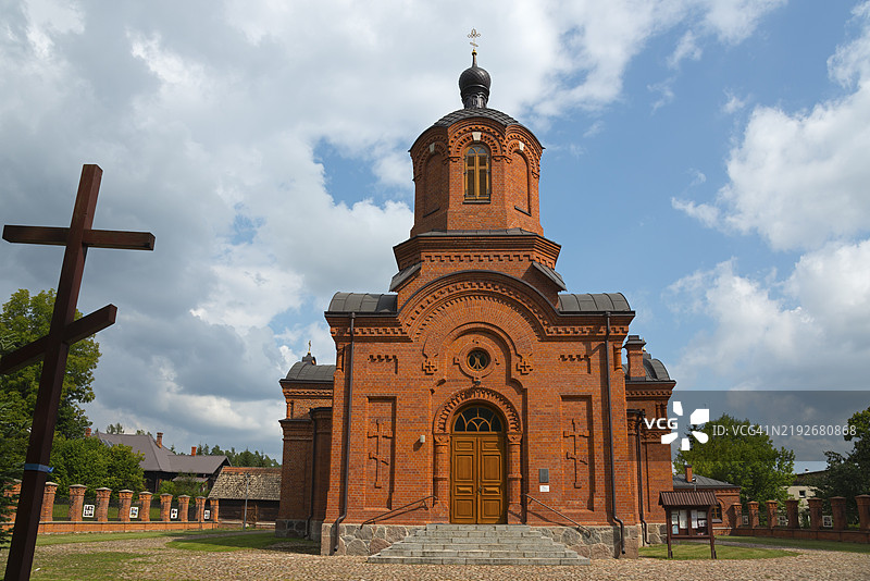 红砖建造的东正教教堂，带有塔楼和十字架，蓝天之下，圣尼古拉斯东正教教堂，白鲁兹，波德拉斯基省，波兰，欧洲图片素材