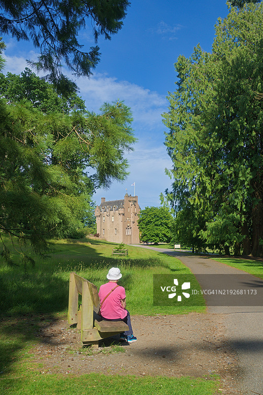 克拉斯城堡。从场地沿着树木成行的车道望去。班霍里，皇家迪赛德。阿伯丁郡，高地地区，苏格兰，英国图片素材