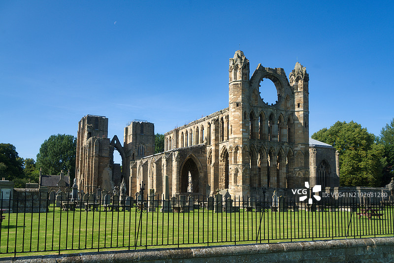 从公共道路俯瞰美丽的埃尔金大教堂遗址。苏格兰高地，莫雷。图片素材