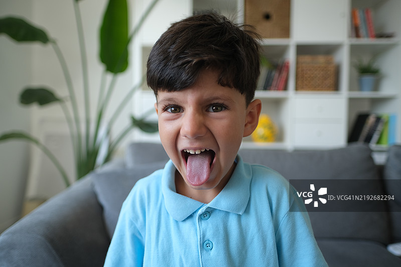 顽皮男孩图片素材