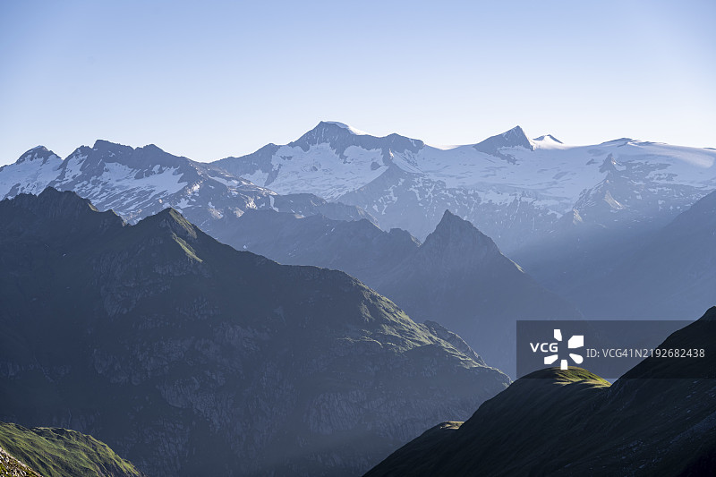阿尔卑斯全景，从巴赫伦肯科夫山眺望，格罗瑟·盖格山和格罗斯维尼迪格山，高山，维尼迪格山脉，霍赫陶恩，奥地利，欧洲图片素材