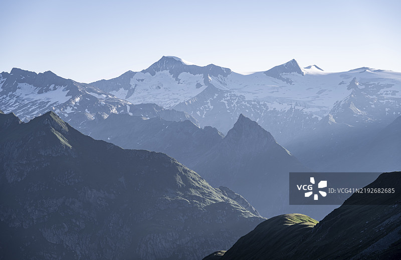 阿尔卑斯全景,来自巴赫伦肯科夫的视角,格罗瑟·盖格和格罗斯维尼迪格,巍峨高山,维尼迪格山脉,霍赫陶恩,奥地利,欧洲图片素材