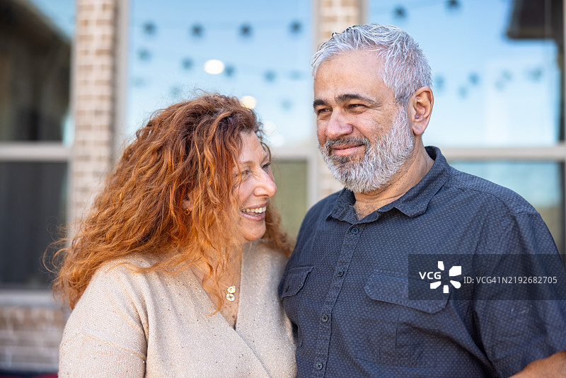 成熟的西班牙裔夫妇肖像图片素材