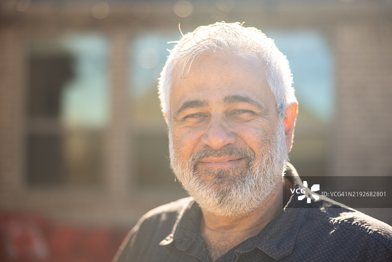 一位英俊的西班牙裔男性肖像图片素材