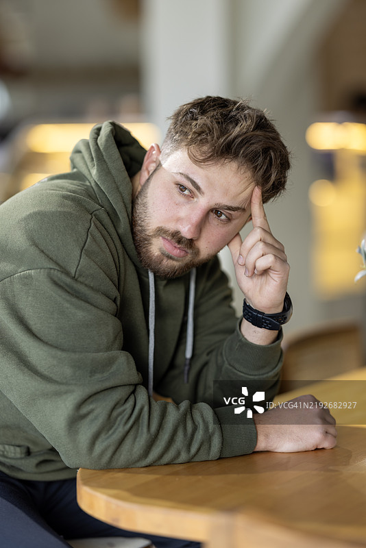 沉思的，陷入思绪中的，正在经历抑郁的人图片素材