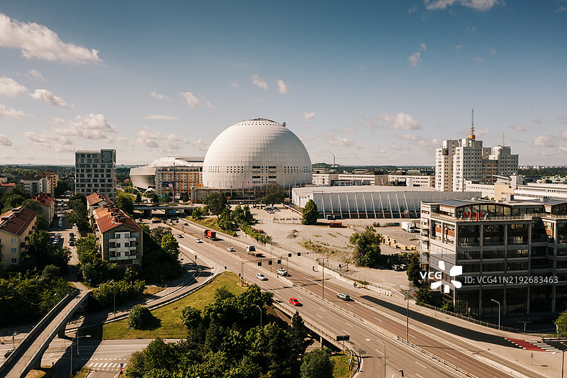 球形室内体育馆的竞技场区域鸟瞰图。图片素材