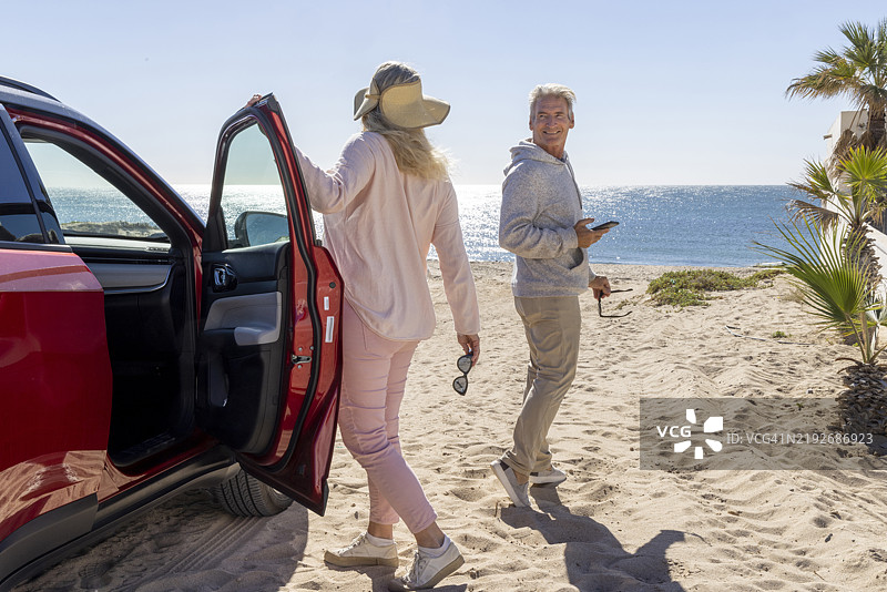成熟夫妇将车停在海滩上图片素材