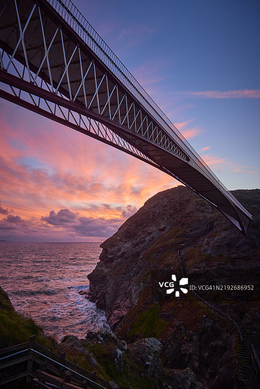 在多彩的日落时分通往廷塔杰尔城堡的桥梁图片素材